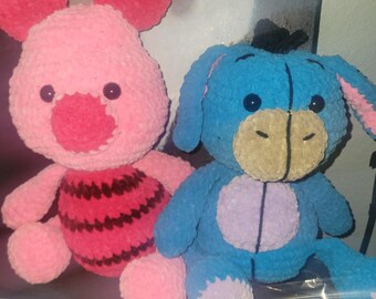 以下が含まれることがあります： ピンク色の耳と赤と黒の縞模様の腹を持つピンク色の豚と、薄い青色の腹とピンク色の耳を持つ青いロバの2つのぬいぐるみ。どちらも黒い目をしており、柔らかい質感の素材で作られています。