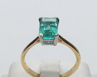 18ct white gold Emerald ring