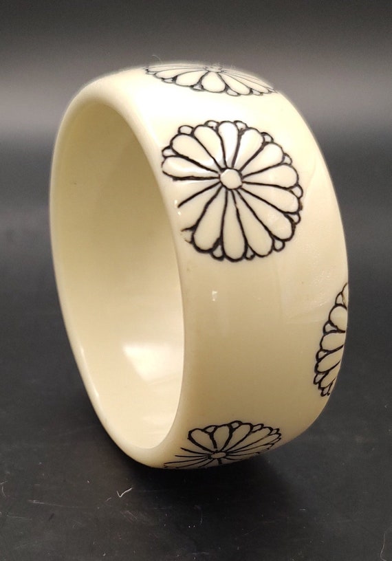 Brown Cream Gold Tone Lucite Plastic Bracelet