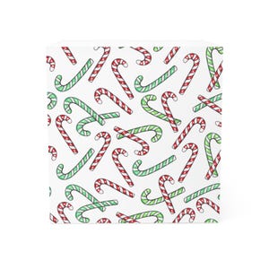 Könnte beinhalten: Eine weiße Box mit einem sich wiederholenden Muster aus roten und grünen Zuckerstangen. Die Zuckerstangen sind im handgezeichneten Stil gehalten, mit rot-weißen oder grün-weißen Streifen. Ein festlicher Artikel.