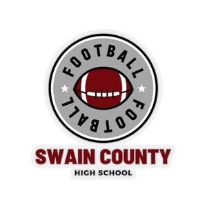 Puede incluir: Una pegatina circular gris y blanca con las palabras "FOOTBALL" alrededor de un balón de fútbol rojo y blanco. Debajo del círculo hay una pancarta roja con las palabras "SWAIN COUNTY HIGH SCHOOL".