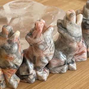 Sculture di lupi in agata messicana.