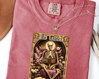 Comfort Colors® The Reader tarotkaartshirt, skeletleesshirt, uniseks tarotkaartshirt, cadeau boekenliefhebber, leesgrage cadeau, cadeau tarotliefhebber