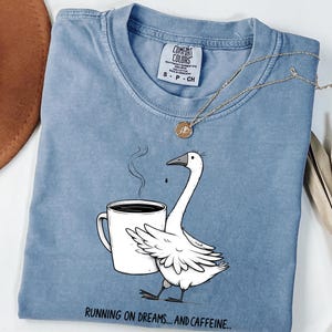 Skurriles Gans T-Shirt, lustiges lässiges T-Shirt, Geschenk für Tierliebhaber, Kaffee-Enthusiast-Shirt, perfekt für Geburtstage und den Alltag