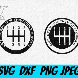 Op de afbeelding: Twee zwart-witte ontwerpen van een schakelpatroon van een auto, met de tekst "CAN'T STEAL IT IF THEY CAN'T DRIVE IT" rond de rand. Hieronder staan de woorden "SVG DXF PNG JPEG" in een blauwe rechthoek.