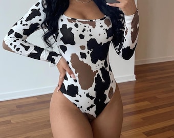 Mono de manga larga con cuello cuadrado y estampado de vaca