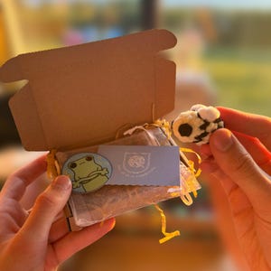 Handmade bee pocket hug | handmade bee stress reliever | crocheted mini bee | bee happy bee friend | handmade plush bee