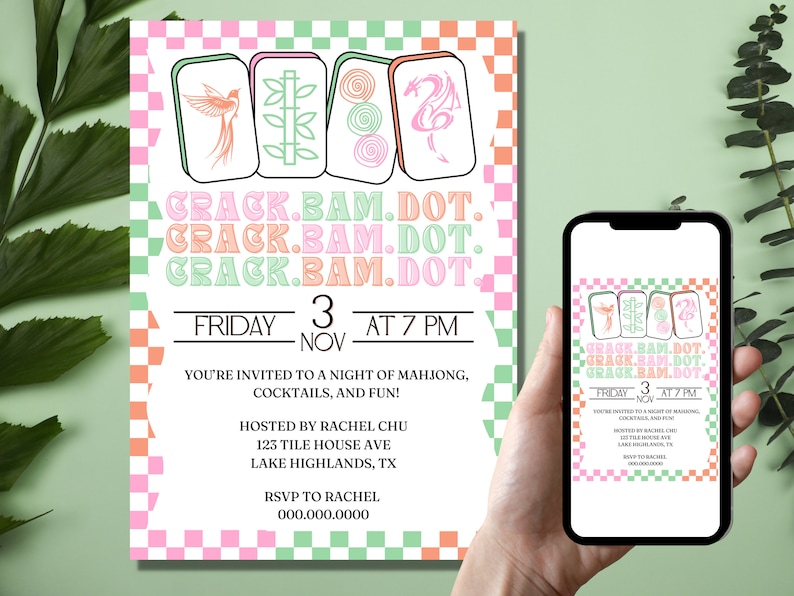 Op de afbeelding: Een roze en groene uitnodiging met een geruite achtergrond. De uitnodiging is voor een Mahjong-feest met de tekst "Crack.Bam.Dot." drie keer herhaald. De uitnodiging bevat de datum, tijd en locatie van het feest.