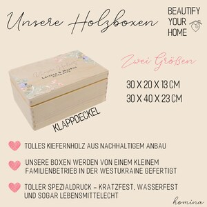 Pu&ograve; includere: Scatola di legno chiaro con coperchio incernierato, con decorazioni floreali e la scritta "Unsere Hochzeit" con una data. Le dimensioni della scatola sono 30 x 20 x 13 cm e 30 x 40 x 23 cm. &Egrave; visibile anche la scritta "KLAPPDECKEL".