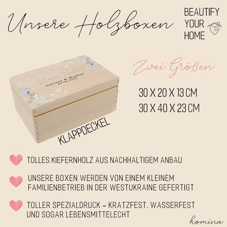 Pu&ograve; includere: Scatola di legno chiaro con coperchio incernierato, con decorazioni floreali e la scritta "Unsere Hochzeit" con una data. Le dimensioni della scatola sono 30 x 20 x 13 cm e 30 x 40 x 23 cm. &Egrave; visibile anche la scritta "KLAPPDECKEL".