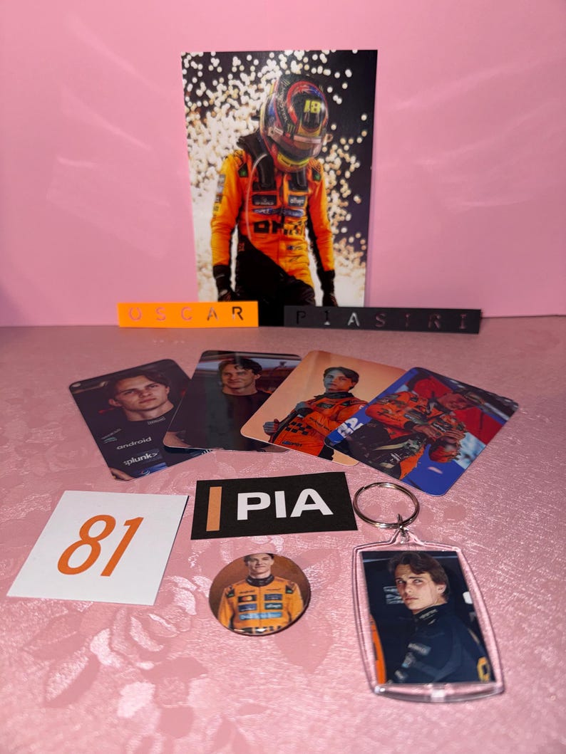 Puede incluir: Colecci&oacute;n de merchandising para fans de F&oacute;rmula 1, con un piloto. Incluye un p&oacute;ster grande, cromos, un llavero, una chapa y una pegatina con el n&uacute;mero 81. Los colores son naranja, negro y blanco.