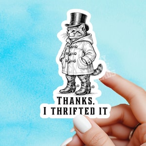Può includere: Un adesivo in bianco e nero con un gatto con cilindro, cappotto e stivali. Il gatto ha la coda ed è in piedi. Il testo "THANKS, I THRIFTED IT" è sotto il gatto.