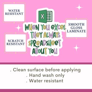 Pu&ograve; includere: Un adesivo rosa con la scritta "When You Excel, They Always Spreadsheet About You". L'adesivo presenta anche il logo Microsoft Excel e le parole "Water Resistant", "Scratch Resistant" e "Smooth Gloss Laminate".