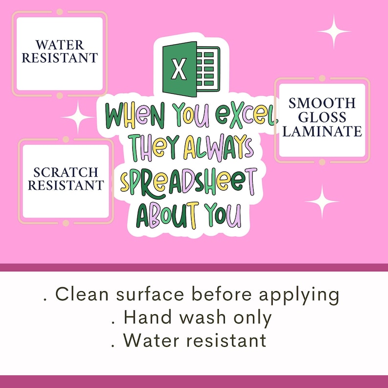 Pu&ograve; includere: Un adesivo rosa con la scritta "When You Excel, They Always Spreadsheet About You". L'adesivo presenta anche il logo Microsoft Excel e le parole "Water Resistant", "Scratch Resistant" e "Smooth Gloss Laminate".