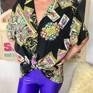 Camisa vintage con estampado de cartas / Camisa vintage colorida de los 90