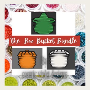 Könnte beinhalten: Das Bild zeigt ein Bundle aus drei Perlenmustern: einen grünen Hexenhut, einen orangefarbenen Kürbis und einen weißen Eimer. Der Text "The Boo Bucket Bundle" wird in einem roten Banner angezeigt. Der Hintergrund zeigt verschiedene Behälter mit bunten Perlen.