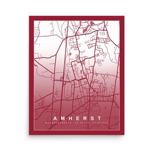 Könnte beinhalten: Eine rot-weiße Karte von Amherst, Massachusetts. Die Karte zeigt die Straßen und Sehenswürdigkeiten der Stadt. Der Text "AMHERST" ist in großen Buchstaben am unteren Rand der Karte gedruckt. Der Text "MASSACHUSETTS, 42.38175, -72.52847" ist in kleineren Buchstaben unter dem Städtenamen gedruckt.