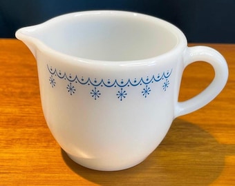 Vintage Pyrex Blue Snowflake Creamer - Mid-Century Modern Milchglas