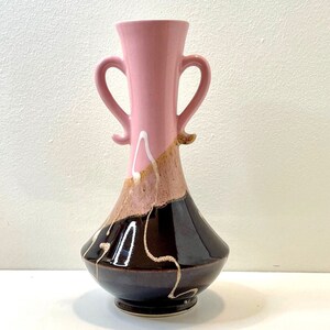 Rosa och brun vas med dubbelt handtag och droppglasyr, modern stil, mitten av århundradet