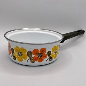 Vintage emaillen steelpan uit Oostenrijk – bloemdessin, retro keukendecor