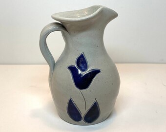 Vintage Williamsburg-aardewerkkan met blauw bloemdessin