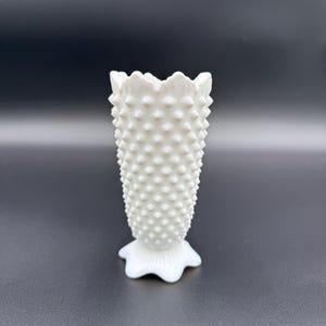 Vintage Fenton Vase aus Milchglas mit gewelltem Rand und Sockel