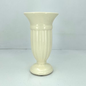 Op de afbeelding: Een set van drie keramische mokken met een gespikkelde, matte afwerking. De mokken zijn in tinten crème, lichtbruin en donkerbruin. Elke mok heeft een eenvoudig, minimalistisch ontwerp, perfect voor koffie of thee.