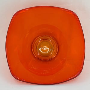 Pu&ograve; includere: Una ciotola di vetro quadrata arancione con una ciotola di vetro rotonda arancione pi&ugrave; piccola all'interno. La ciotola &egrave; perfetta per servire spuntini o dessert.