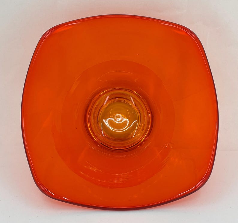 Pu&ograve; includere: Una ciotola di vetro quadrata arancione con una ciotola di vetro rotonda arancione pi&ugrave; piccola all'interno. La ciotola &egrave; perfetta per servire spuntini o dessert.