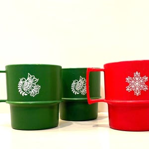 Vintage Holiday Stapelbare Tupperware Tassen - Festliches Rot & Grün 3er Set