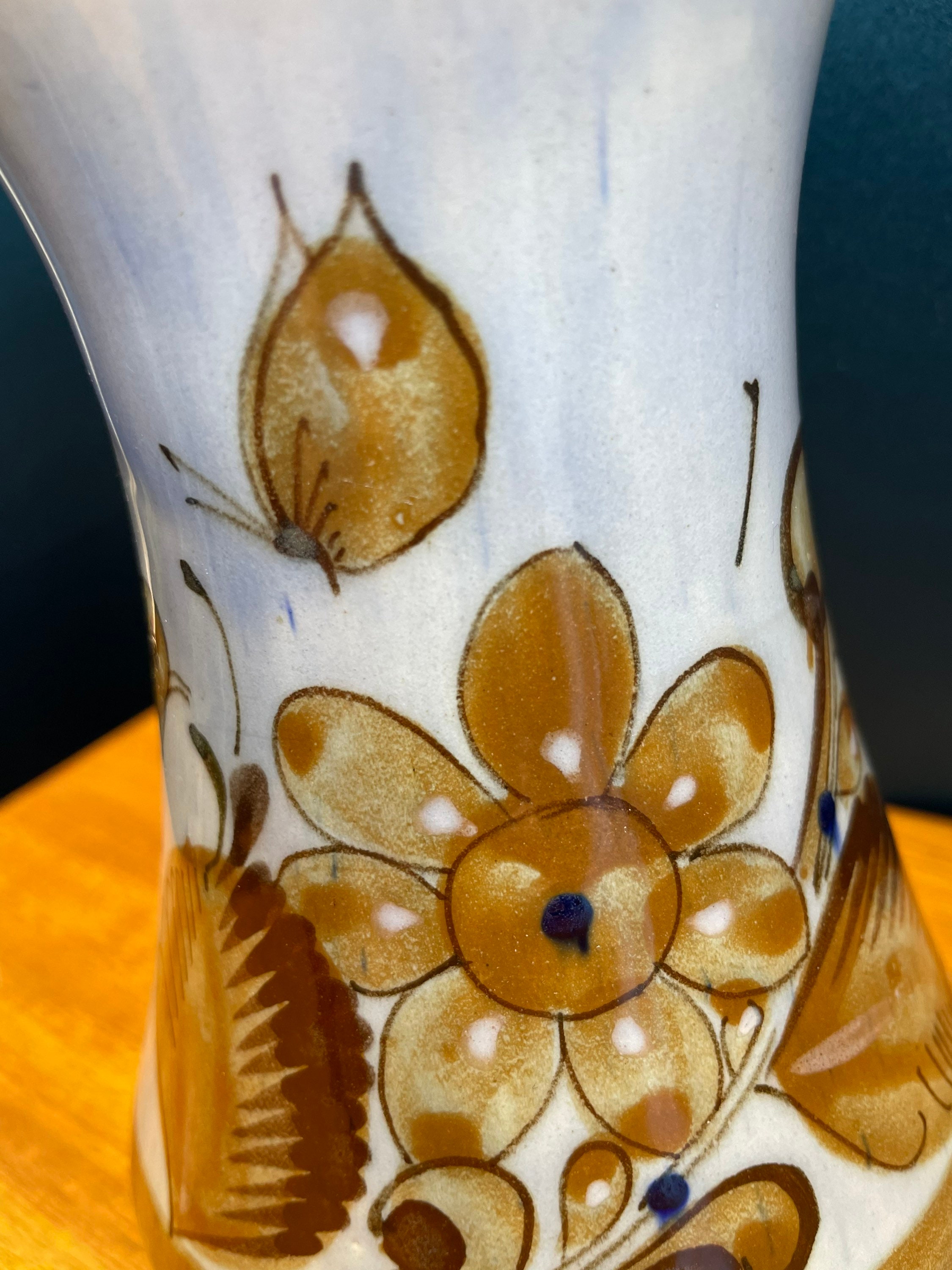 トナラ メキシコ陶器花瓶 – 鳥と花のモチーフが手描き、アーティストの