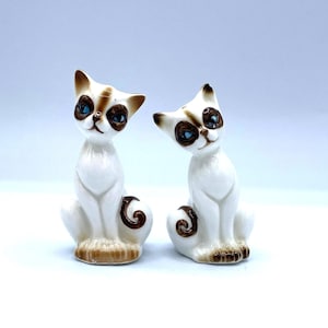 Vintage Siamese Cat Salt and Pepper Shakers – Flea Bite on Ear