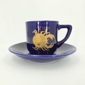 Taza y platillo vintage del zodiaco Cáncer en azul cobalto intenso con detalles dorados