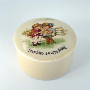Vintage 1983 Hallmark Abby Fine Porcelain Trinket Box – &quot;Friendship is a Cozy Feeling&quot;