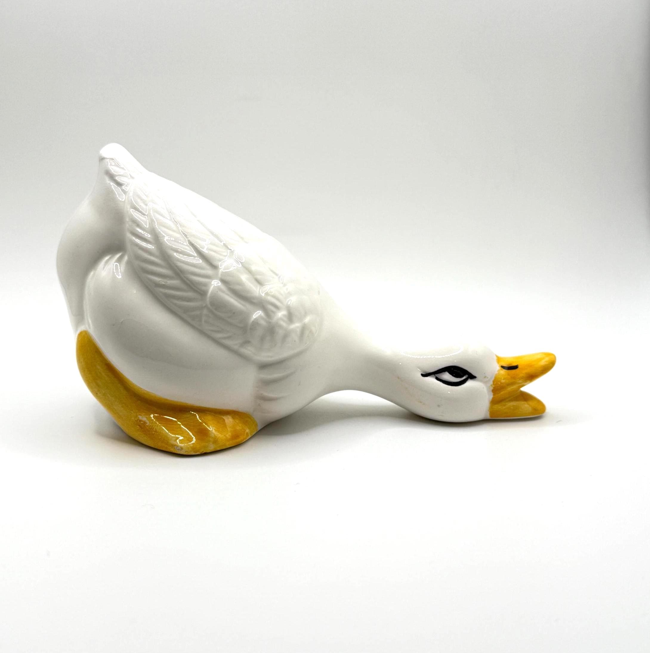ヴィンテージの陶器製ガチョウの置物 – 白い地に黄色のくちばしと足