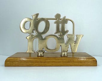Portalettere/posta vintage "DO IT NOW" in ottone e legno