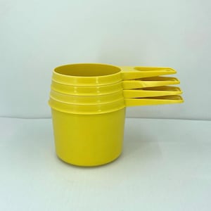 Tupperware Measuring Cups Set – 1 Cup, 1/2 Cup, 3/4 Cup, 2/3 Cup in Great Condition