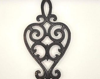 Vintage Topfuntersetzer aus Gusseisen - verziertes Herzdesign, schwarze Kochplatte aus Metall