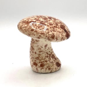 Salero y pimentero vintage de cerámica artesanal con forma de hongo.