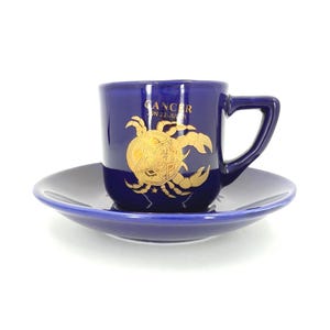 Taza y platillo vintage del zodiaco Cáncer en azul cobalto intenso con detalles dorados