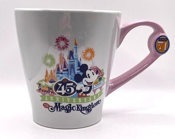 Taza del 45.º aniversario de Disney Parks Magic Kingdom con Mickey Mouse y fuegos artificiales, asa rosa