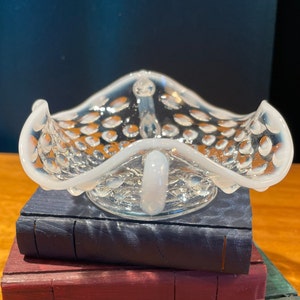 Vintage Fenton Moonstone Opalescent Hobnail Glasschale mit Doppelgriffen