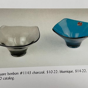 Pu&ograve; includere: Due ciotole quadrate in vetro, una grigio carbone e una blu, con una base leggermente svasata. Le ciotole sono mostrate in un catalogo del 1960.