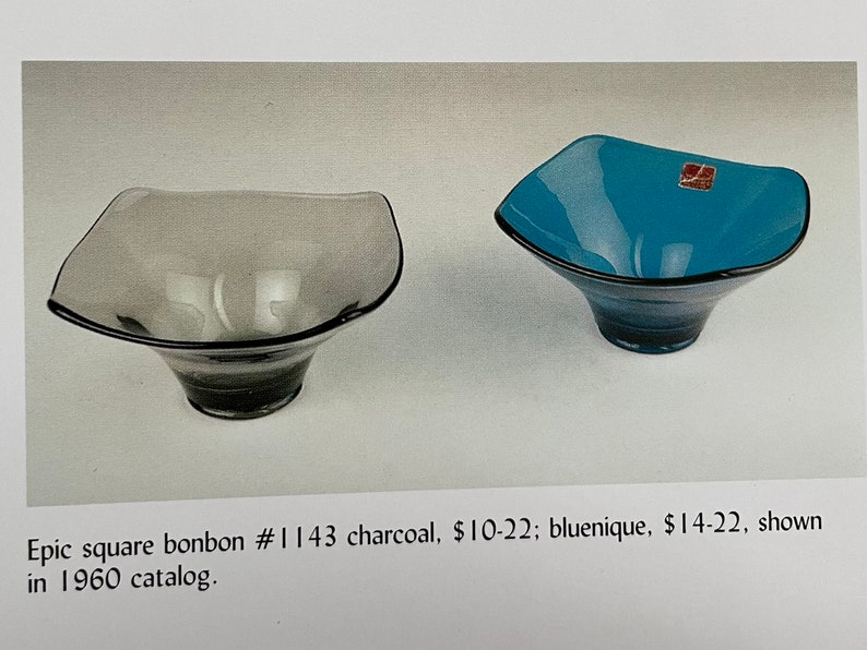 Pu&ograve; includere: Due ciotole quadrate in vetro, una grigio carbone e una blu, con una base leggermente svasata. Le ciotole sono mostrate in un catalogo del 1960.