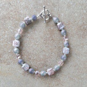 Pulsera de plata de ley con cristal rosa, joyería hecha a mano con cuentas cúbicas, joyería rosa y gris, joyería con estampado de mármol, joyería de cristal.