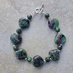 Pulsera de zoisita y rubí en plata de ley, joyería con piedras preciosas en forma de corazón, joyería con zoisita y rubí, pulsera de rubí en forma de corazón