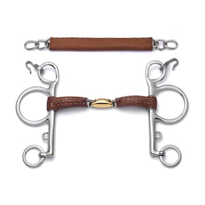 Op de afbeelding: Een bruin lederen bit met een gouden mondstuk en roestvrijstalen ringen. Het bit is ontworpen voor paarden en wordt gebruikt voor het rijden.