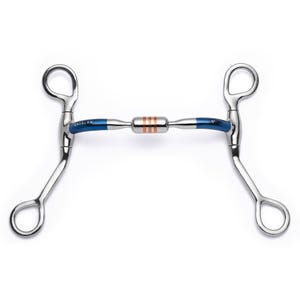 Pode incluir: Um freio para cavalo azul e prata com um rolo de cobre. O freio tem uma única junta e é marcado com "CAVALON".