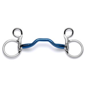 Pode incluir: Um freio azul e prata com um anel solto em cada extremidade. O freio é feito pela marca "CAVALON".