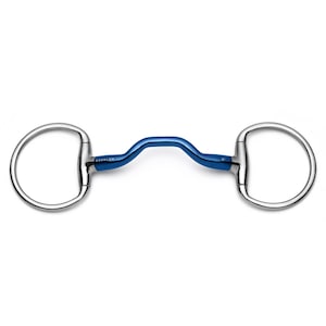 Op de afbeelding: Een blauw en zilveren bit met een gebogen mondstuk. Het bit is gemaakt door het merk Cavalor.